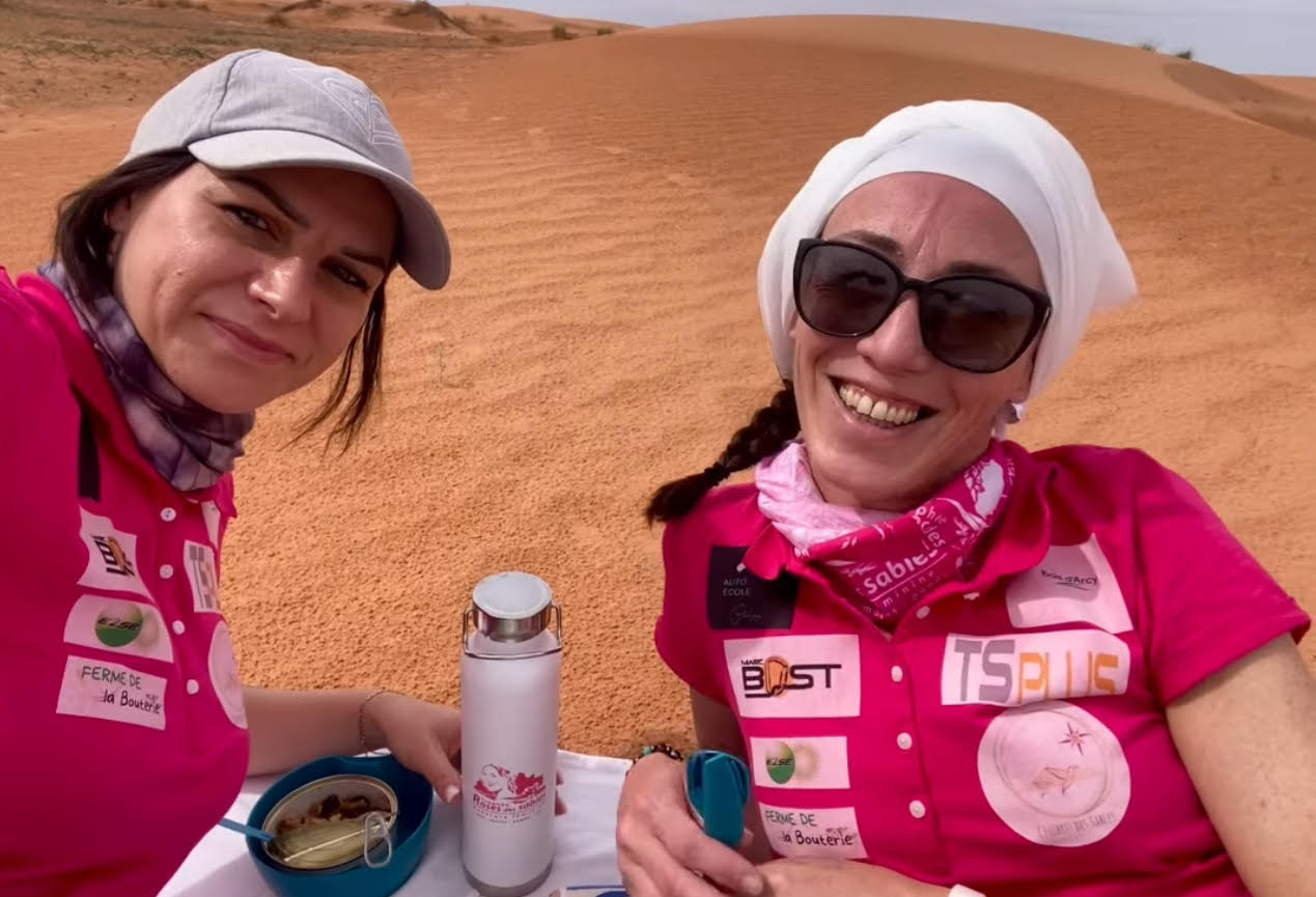 Photo of Alexandra and Pauline in the Moroccan desert