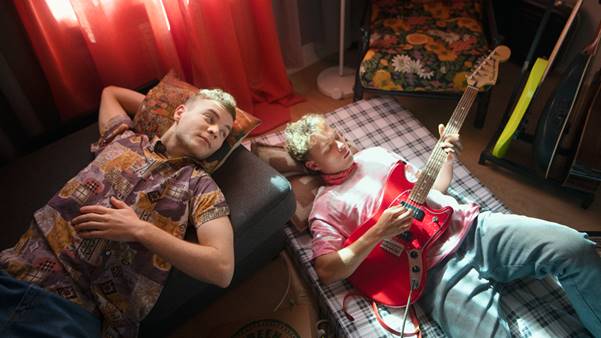 Kuva, joka sisältää kohteen sisä, pöytä, istuminen, eläminen  Kuvaus luotu automaattisesti