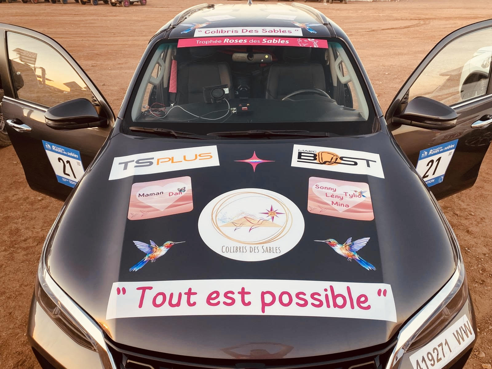 Photo of the Crew 21 4X4, covered of stickers from sponsors and the sentence "everything is possible"