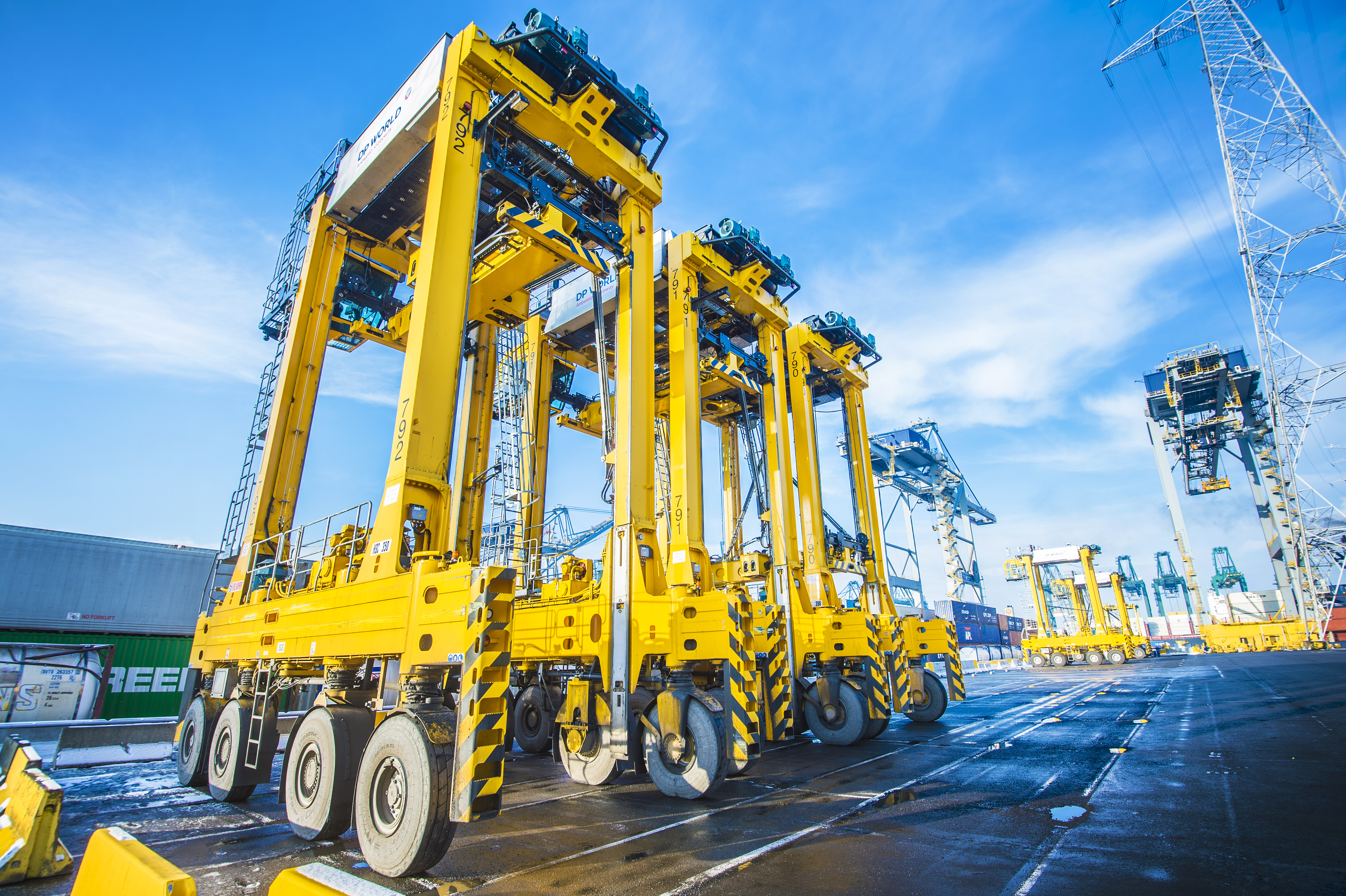 Kalmar’s eco-efficient hybrid straddle carriers to enhance fleet productivity at DP World Antwerp Gateway