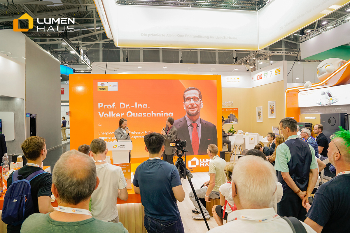 Prof. Dr. Quaschning hält eine Rede am LumenHaus-Stand, THE smarter E 2026.