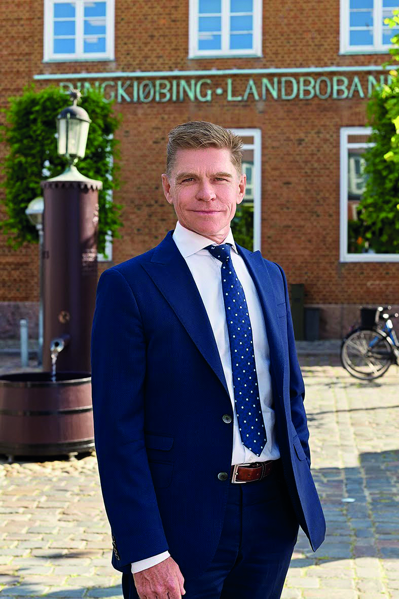 John Fisker - CEO Ringkjøbing Landbobank på Torvet foran hovedkontoret i Ringkøbing