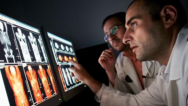 Physicians collaborate to read radiology images