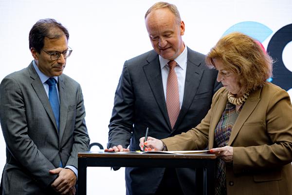 Philips Champalimaud partnership signing