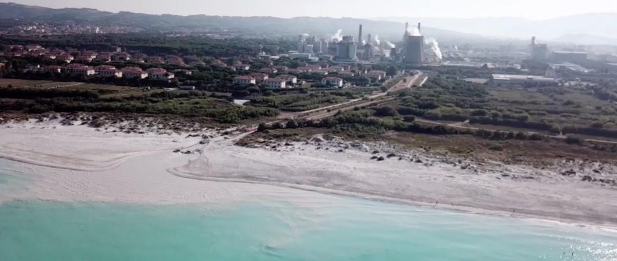 Stabilimento della Solvay per la produzione di soda a Rosignano