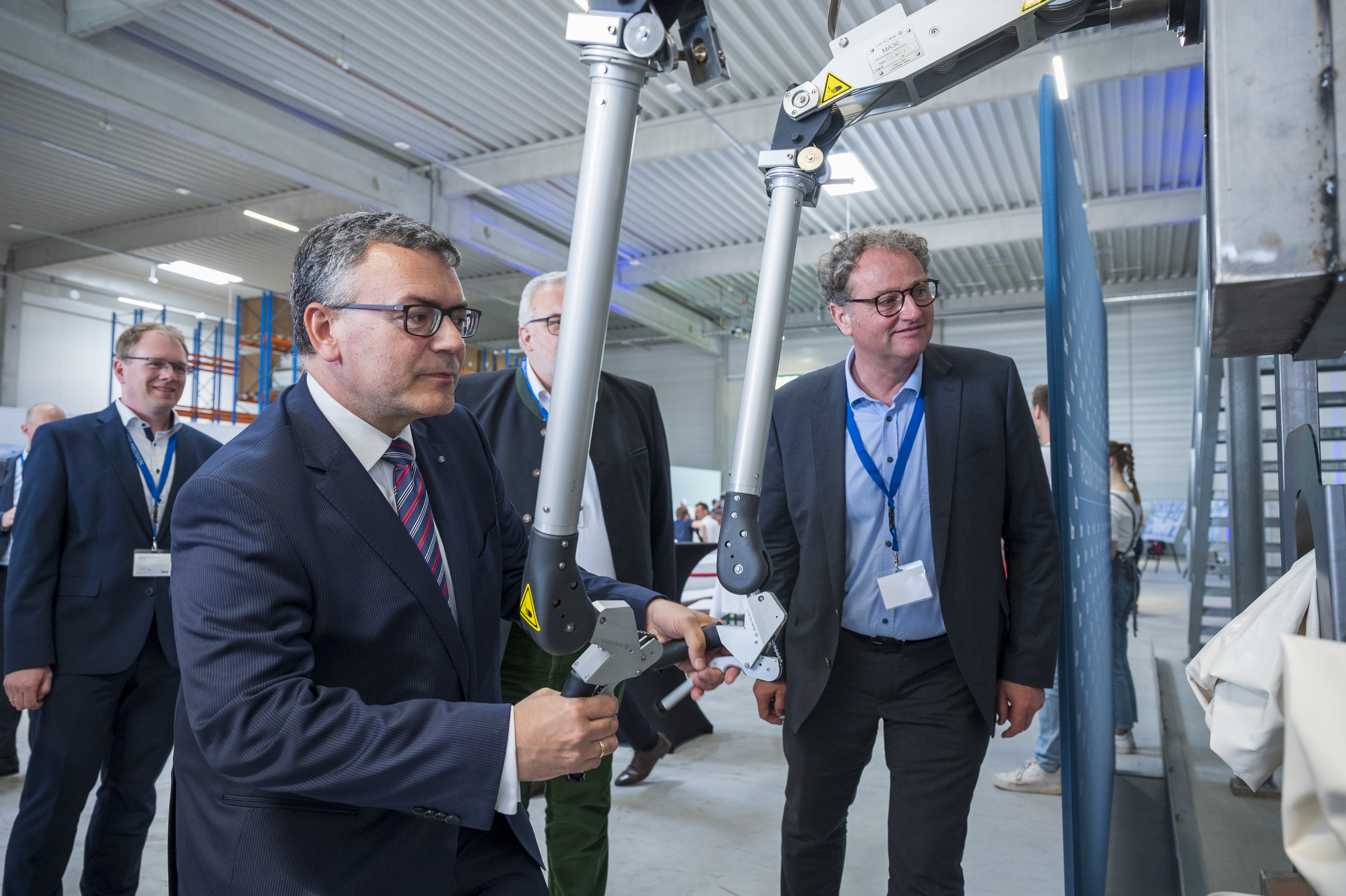 Staatsminister Dr. Florian Herrmann mit ITM CEO Steffen Schuster an einer Demo-Prozesszelle für die Lutetium-177-Produktion