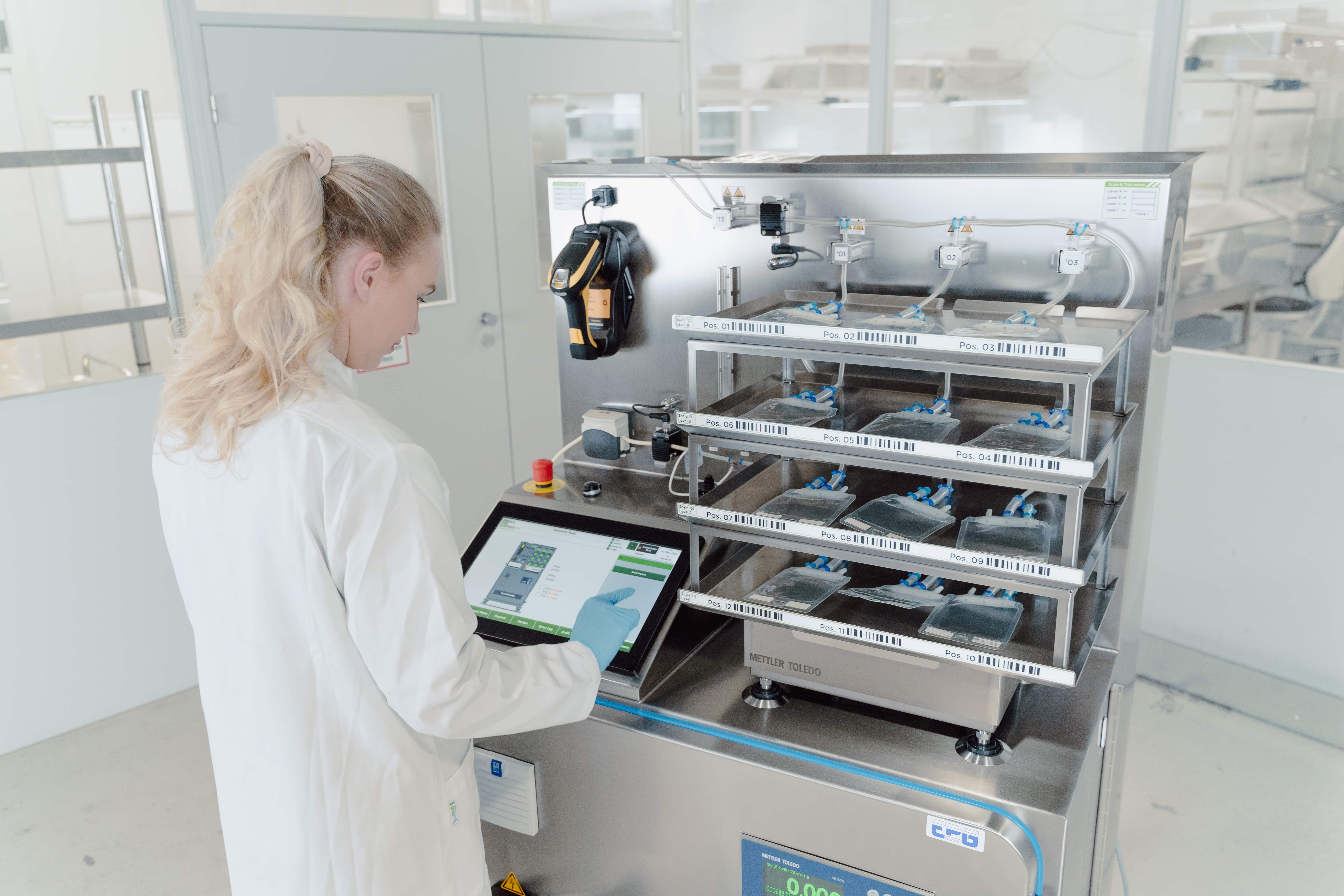 Best-in-class filling accuracy for aliquoting small volumes into single-use bags. RoSS.FILL Lab Scale is an automated filling platform for laboratories and advanced therapies.