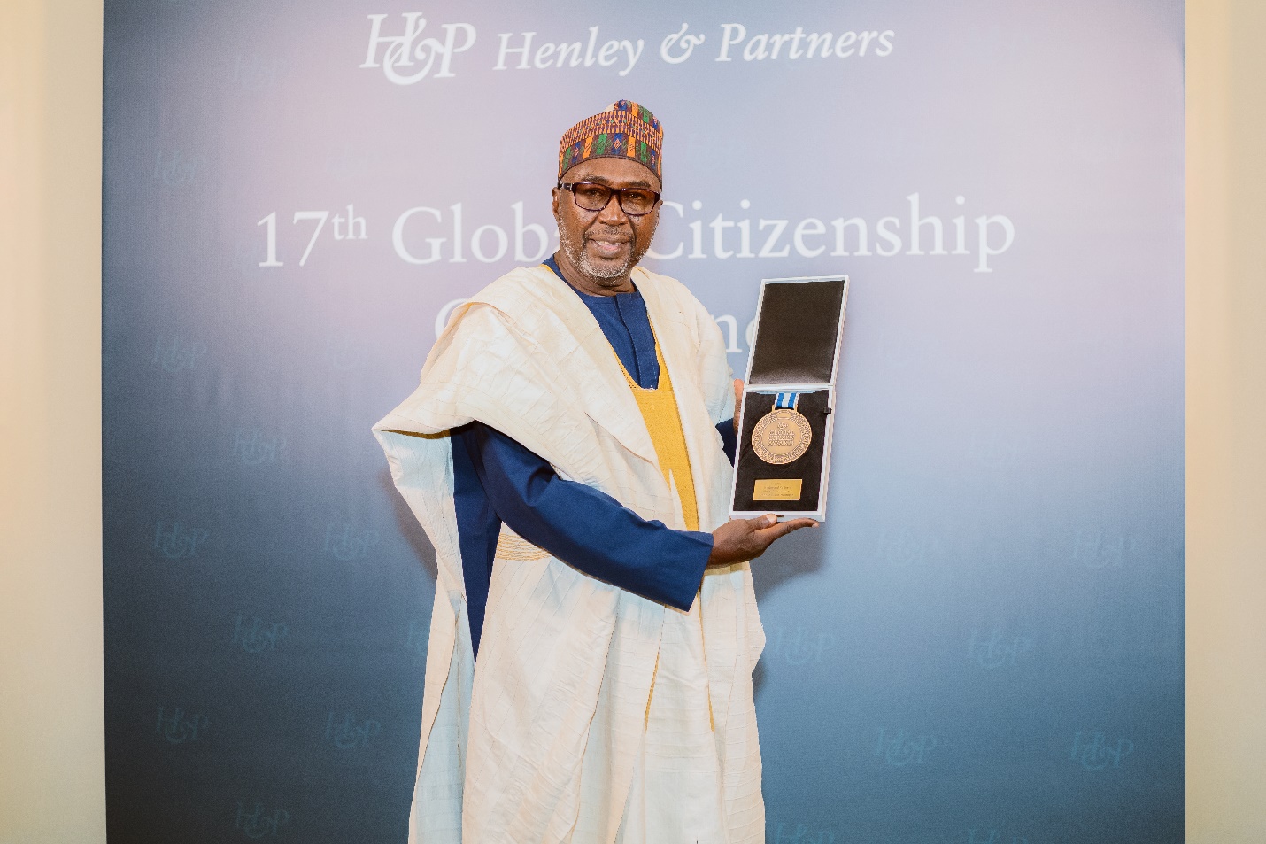 Advogado nigeriano Zannah Bukar Mustapha recebe o prestigiado Global Citizen Award